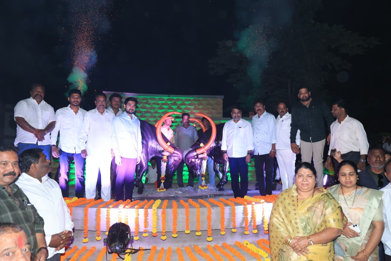 Satej Patil criticizes the administration over the quality of roads during the sculpture unveiling